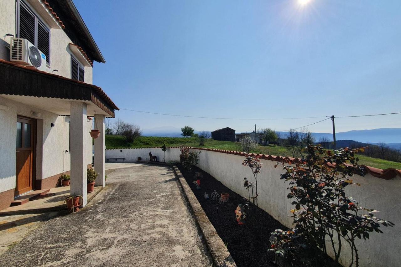Apartment Mirella For 6 Persons Located In Central Istria Gradinje Экстерьер фото